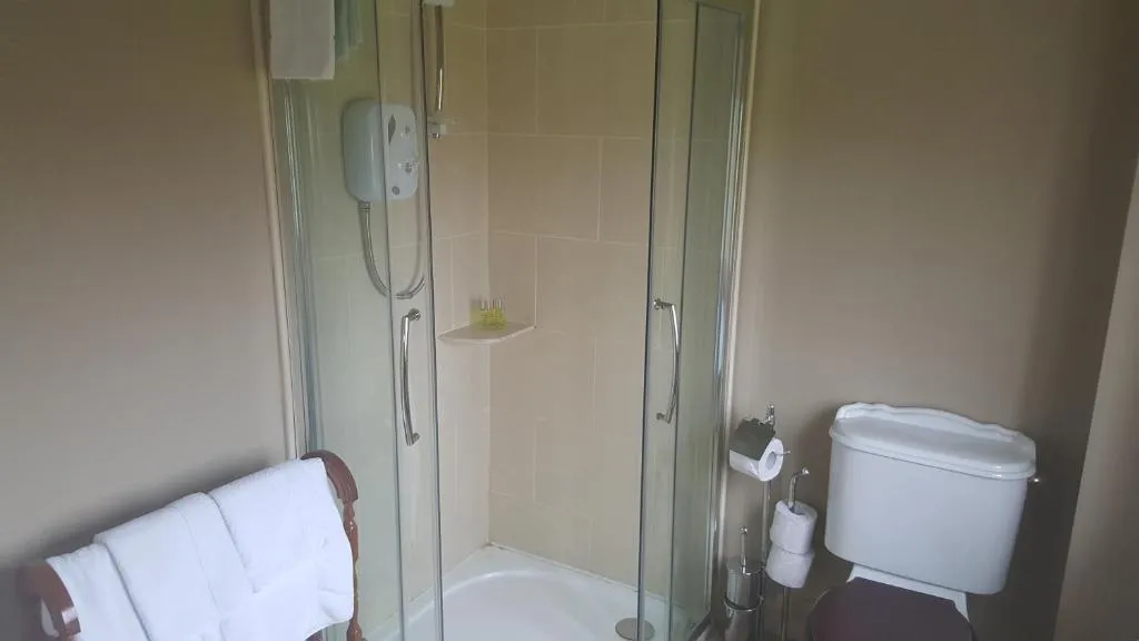 Dergfield house bathroom